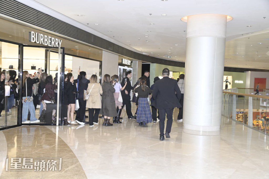 店內嘉賓亦紛紛舉起手機拍攝姜濤。