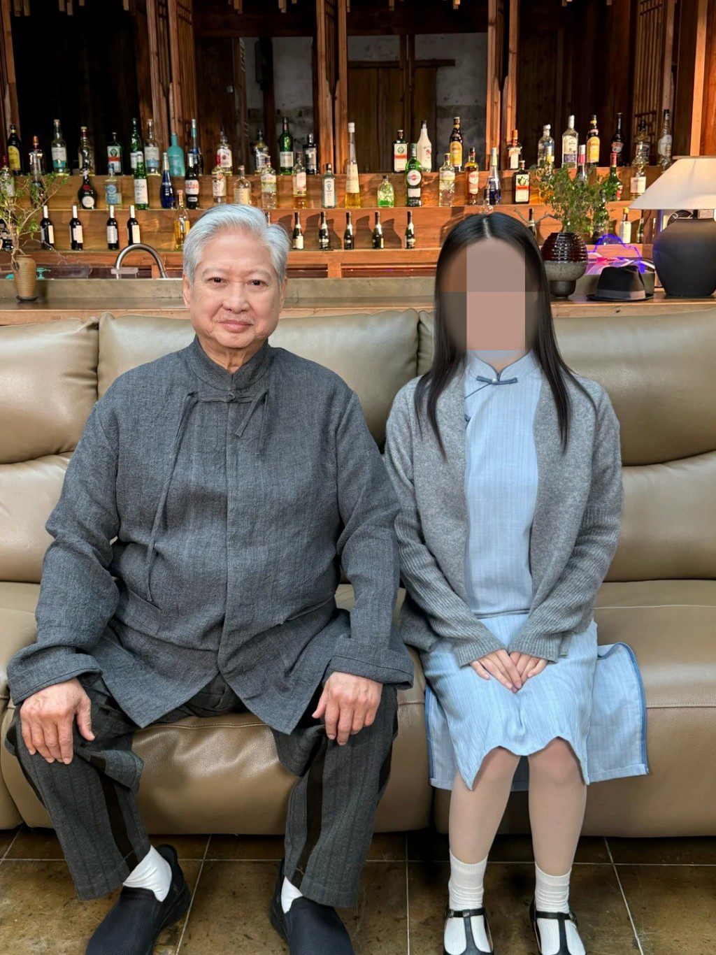 近日有網民分享與洪金寶的合照，可見他面色紅潤，精神飽滿。