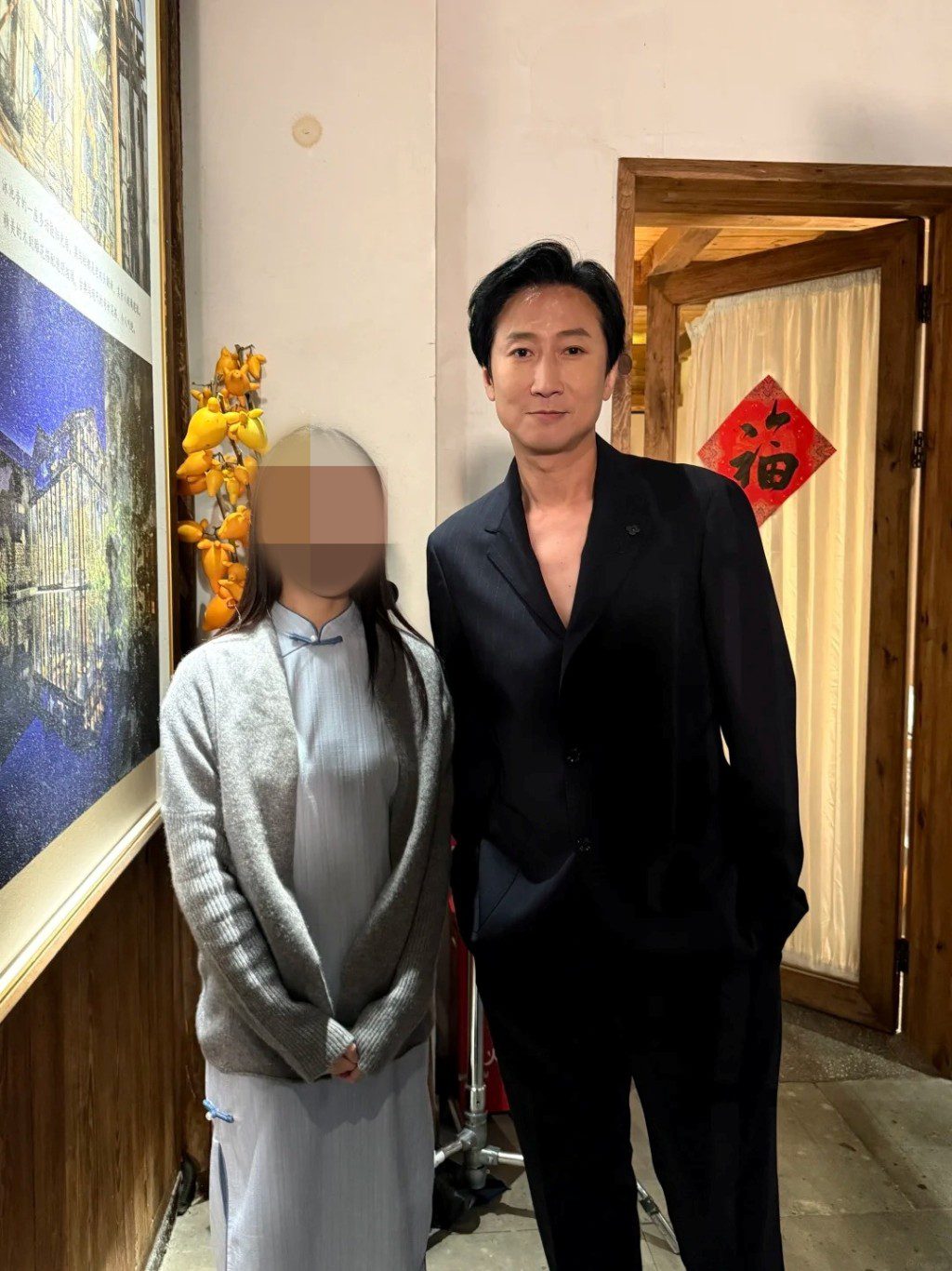 大兒子洪天明以一身全黑修身西裝示人，身形高大挺拔。