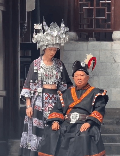 洪金寶早前在內地出席商演活動，於炎熱天氣下身穿厚衣，面露辛苦表情。