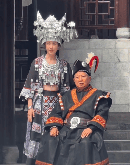 高麗虹的露臍裝打扮相當搶眼。