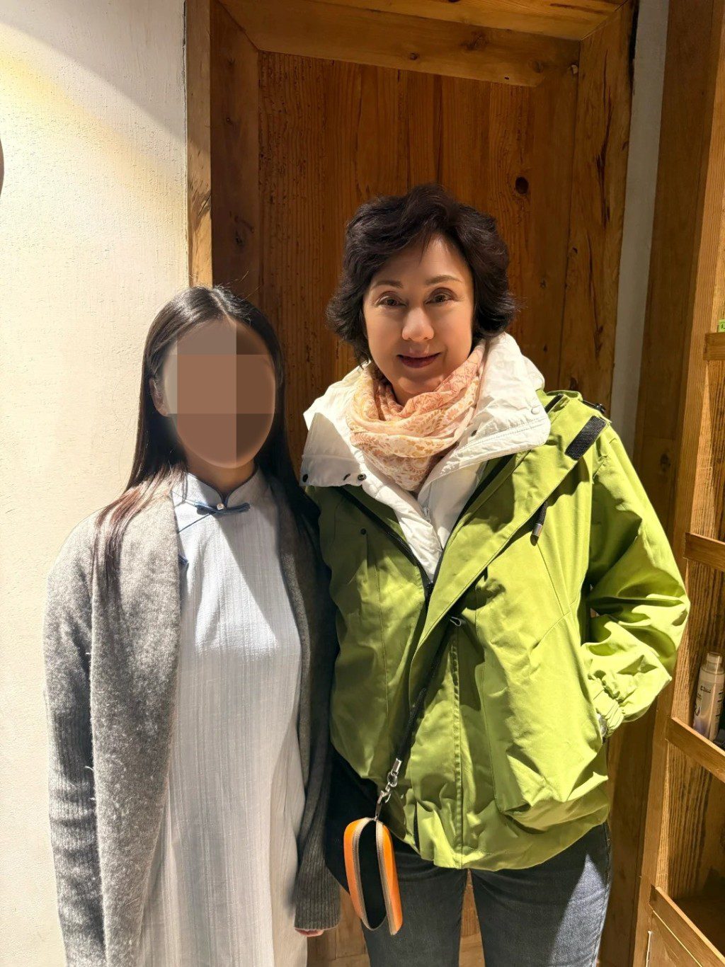洪金寶太太高麗虹難得公開露面，無濾鏡下皮膚依然白皙緊緻。