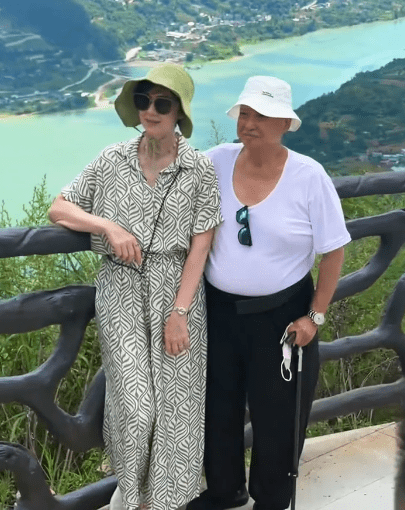洪金寶與高麗虹夫妻感情恩愛。