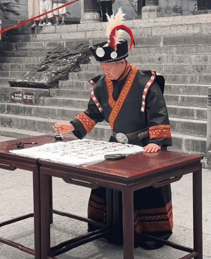 洪金寶在活動上表演書法，揮毫寫大字。