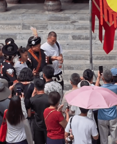 洪金寶需由工作人員在旁攙扶。