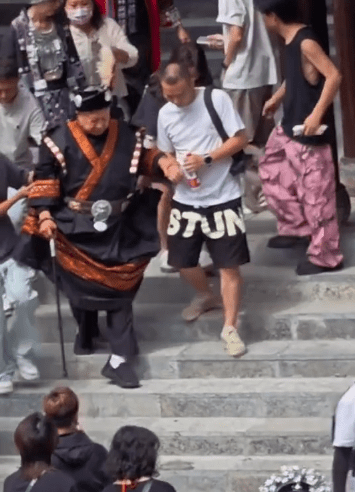 洪金寶行動上需要輔助。