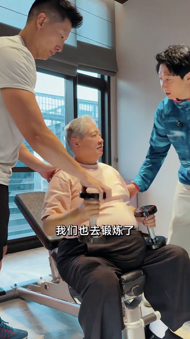 洪金寶現身健身室做運動，兒子洪天明（右）與教練從旁協助。