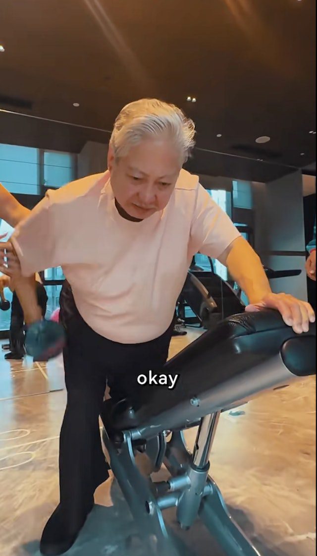 洪金寶在健身室練習舉啞鈴。