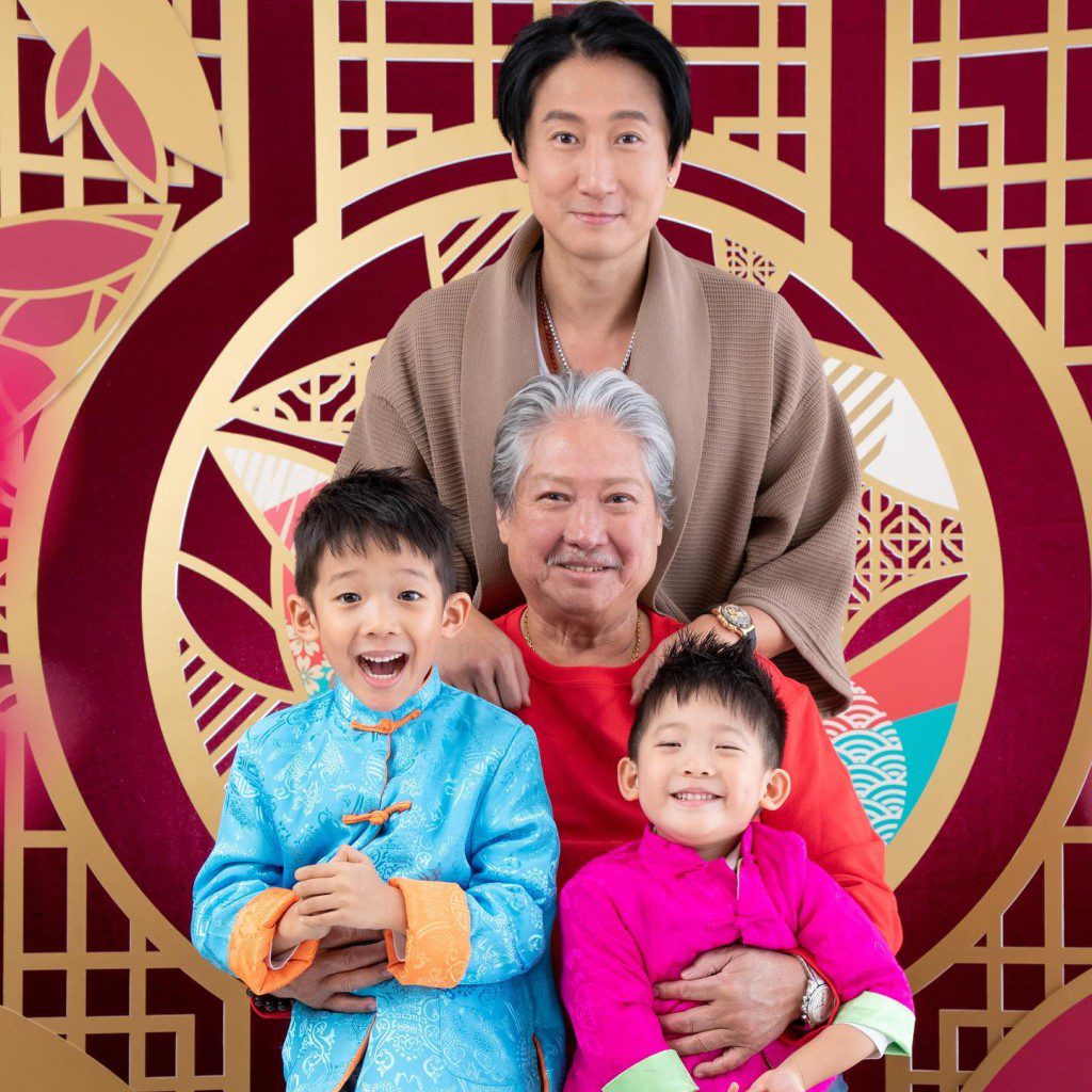 洪金寶過著半退休生活，近年樂於享受含飴弄孫的時光。