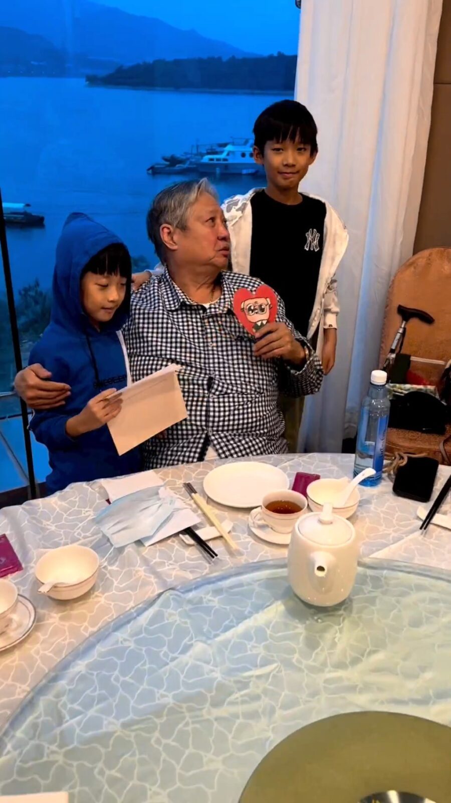 兩名孫兒緊抱爺爺，令洪金寶非常開心。