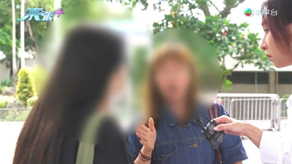 昔日共浸溫泉的「好姊妹」如今在街頭反目，雙方各不相讓、互相指罵。