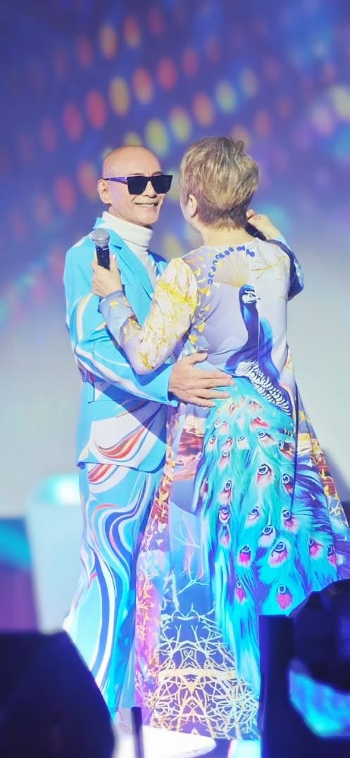 麥潔文和江華於1992年結婚,育有一子一女。