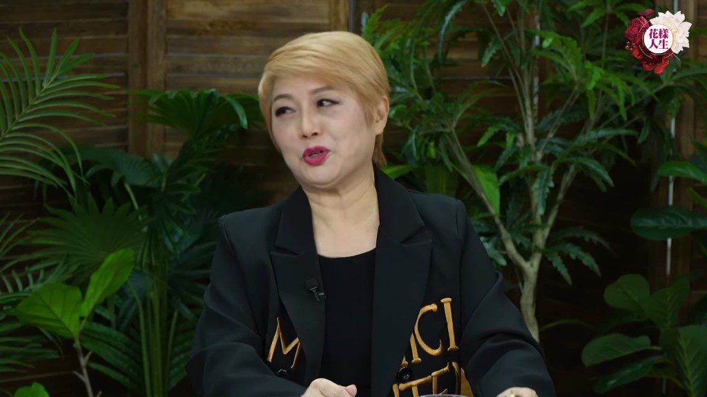 江華回歸家庭後,曾與麥潔文在節目《城市追擊》中一同批評鄧萃雯。