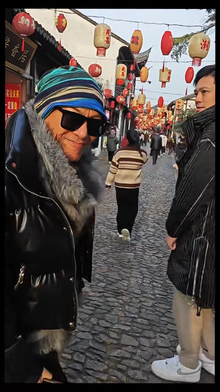 麥潔文曾在小紅書發布江華父子在上海街頭玩耍的影片。