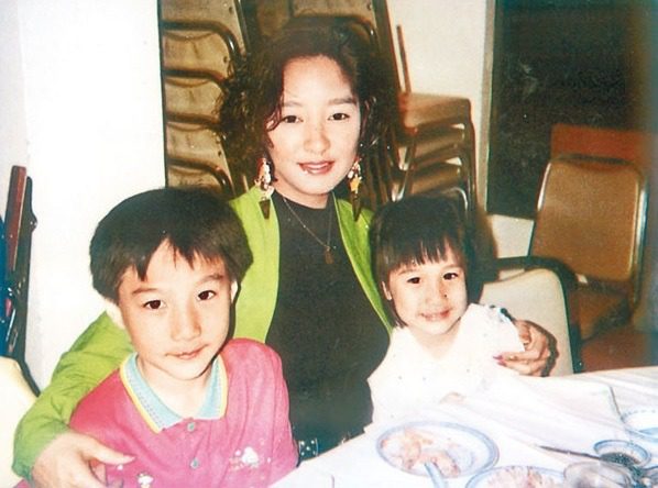 當年雪梨未婚產子，在社會上引起轟動。