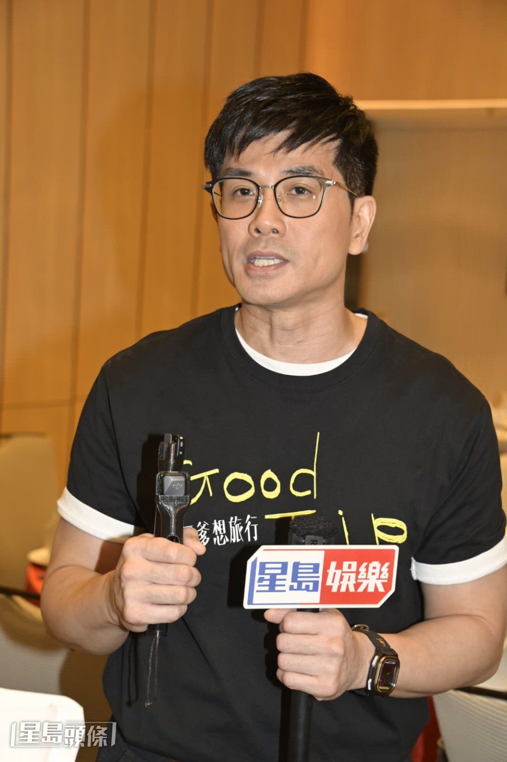 為了爭取更多工作機會,伍允龍樂於講爛Gag搞氣氛。