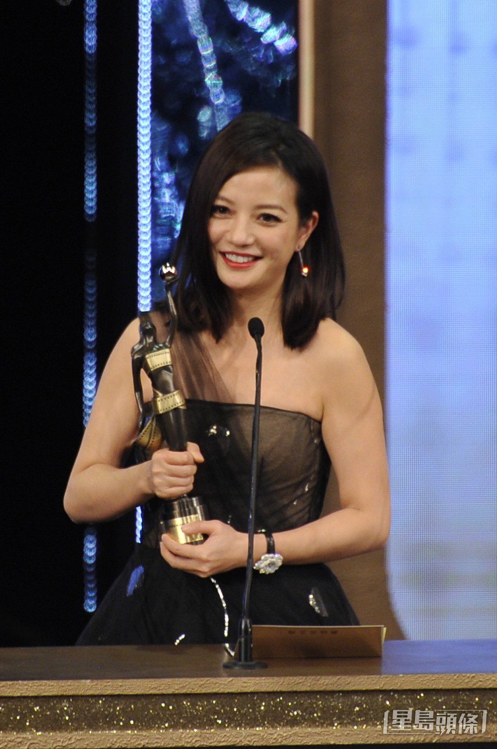 趙薇2015年憑電影《親愛的》成為香港金像獎最佳女主角。