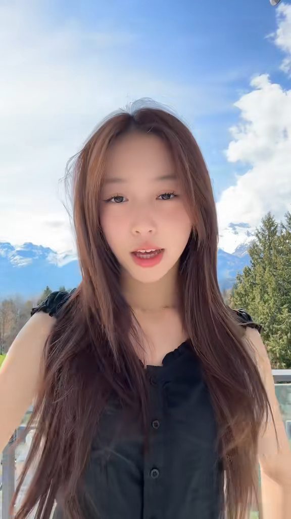 小四月不時在宿舍露台拍攝短片。