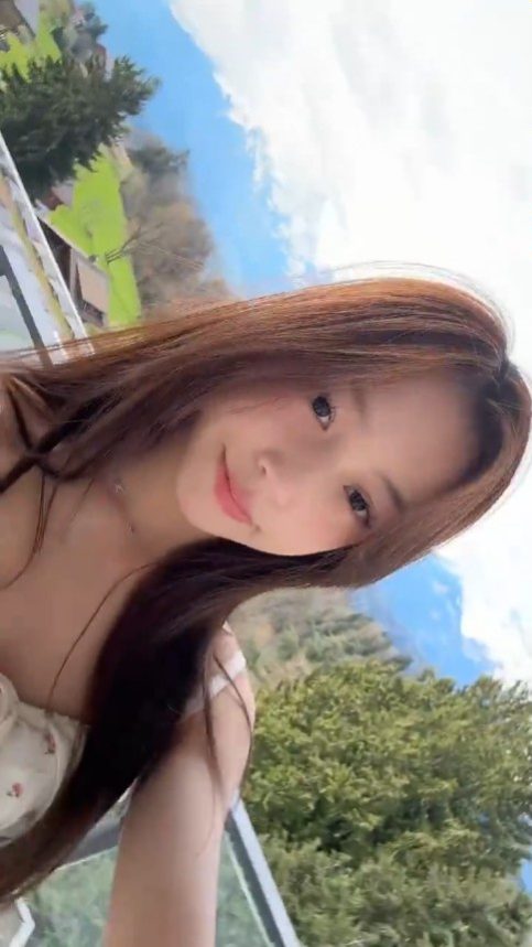 小四月的照片與真人樣貌略有差異。