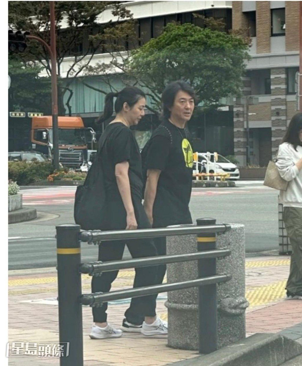 鄭伊健與蒙嘉慧夫婦近日在日本福岡街頭被網民偶遇。