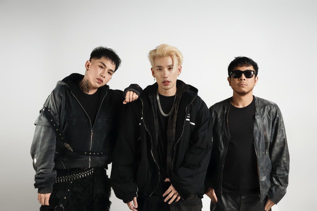 俞鋆瑞Ice(中)是三人音樂組合「PHNTMXØ3」的成員之一。
