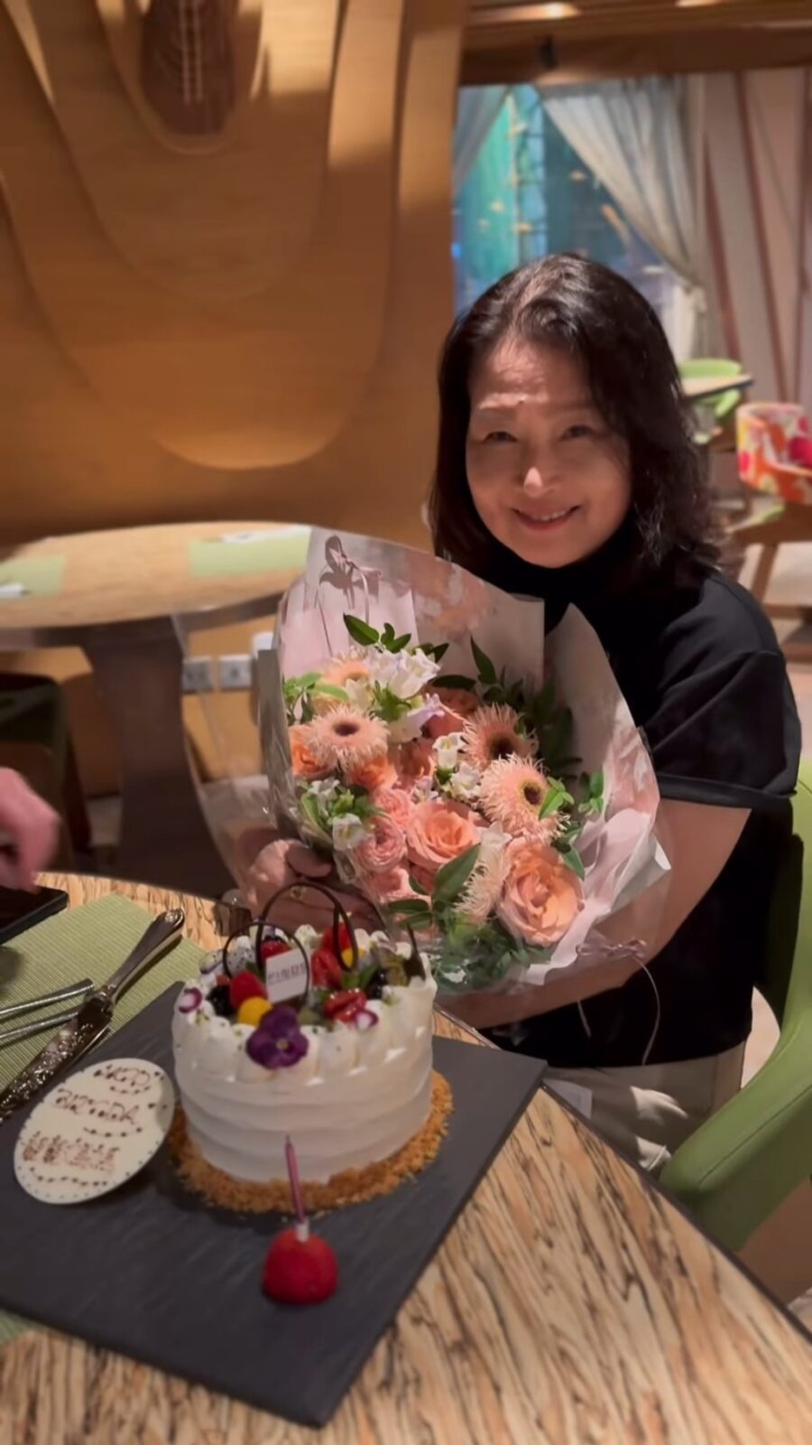陸媽媽生日有花、蛋糕同禮物。