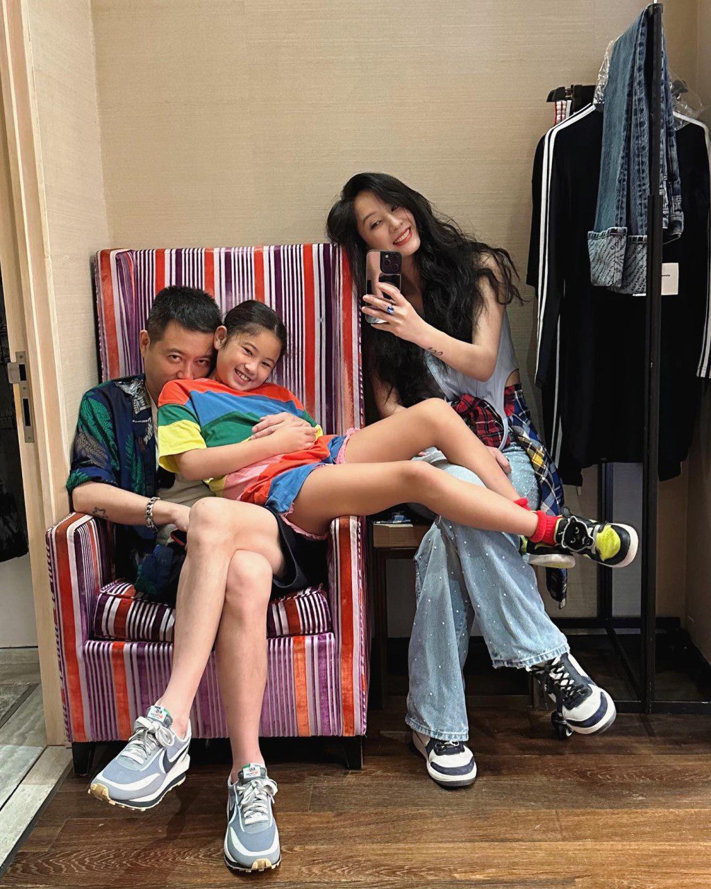 鄭希怡與任職化妝師丈夫梁學儲，育有可愛女兒梁浸浸梁子柔。
