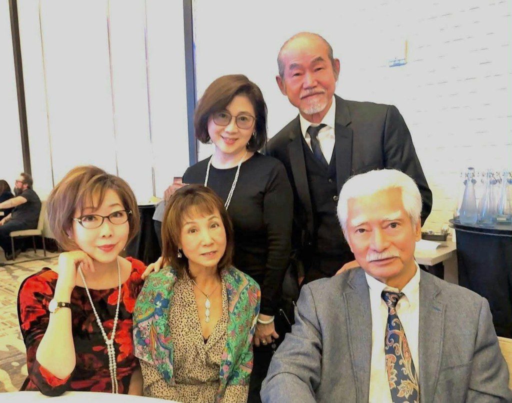 元華身穿三件頭西裝,造型有型。