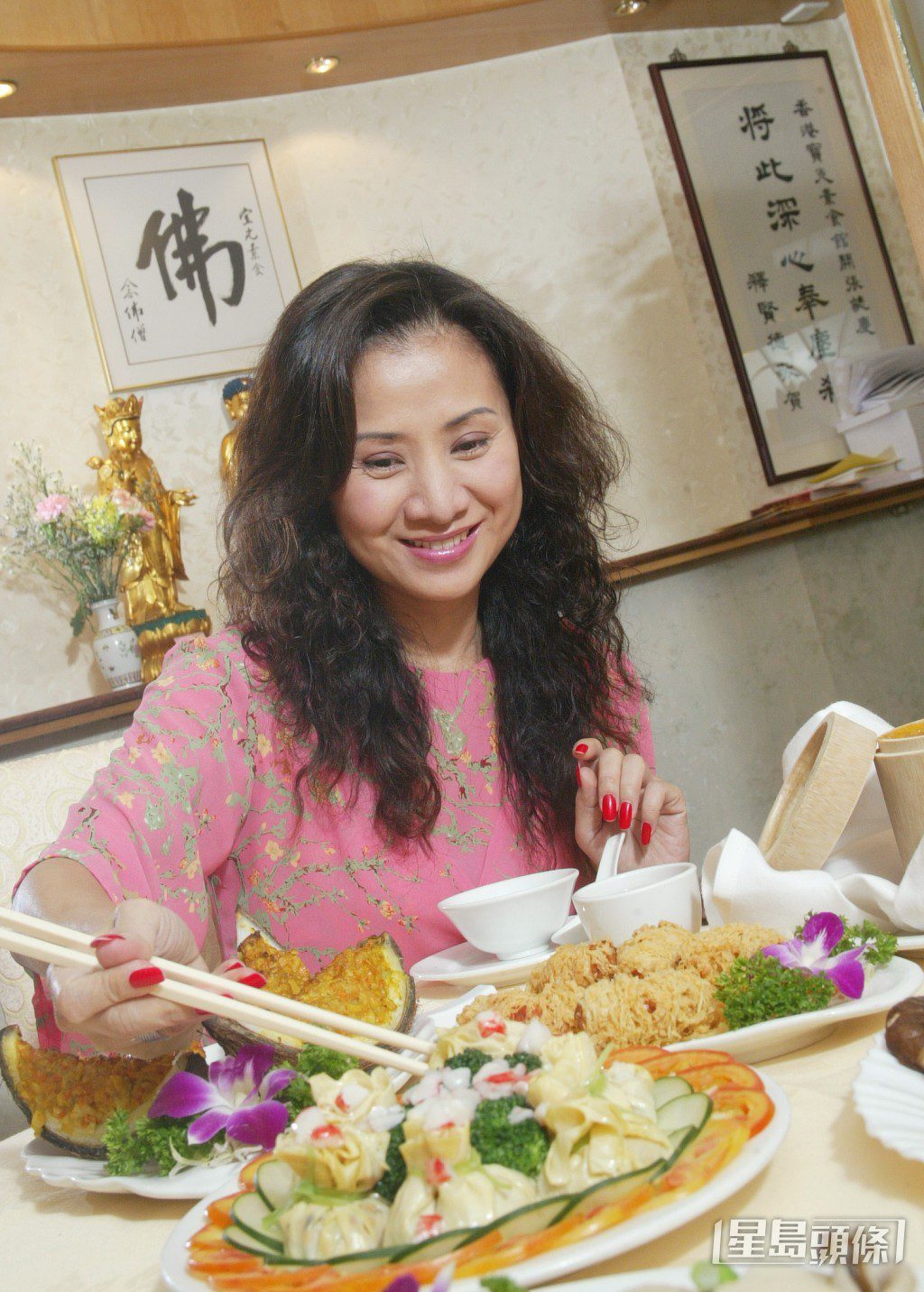 周秀蘭近年經營齋舖,獨力撫養女兒。