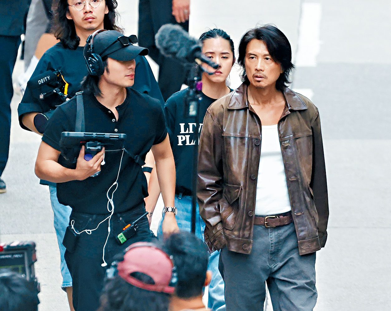 導演周殷廷(左)頻頻和子華傾拍攝細節。