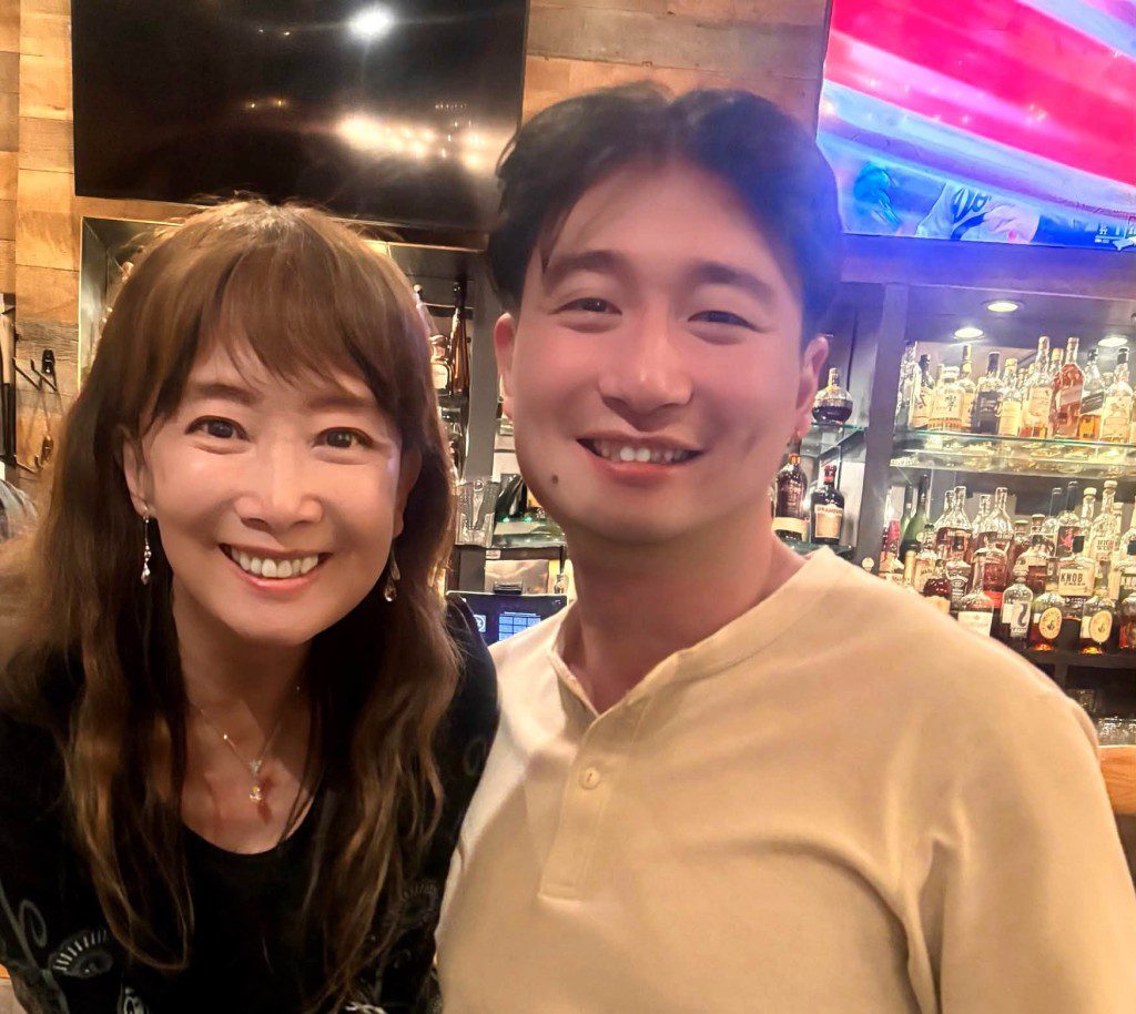 陳美齡和三兒子金子協平合照，兩人樣貌猶如餅印。