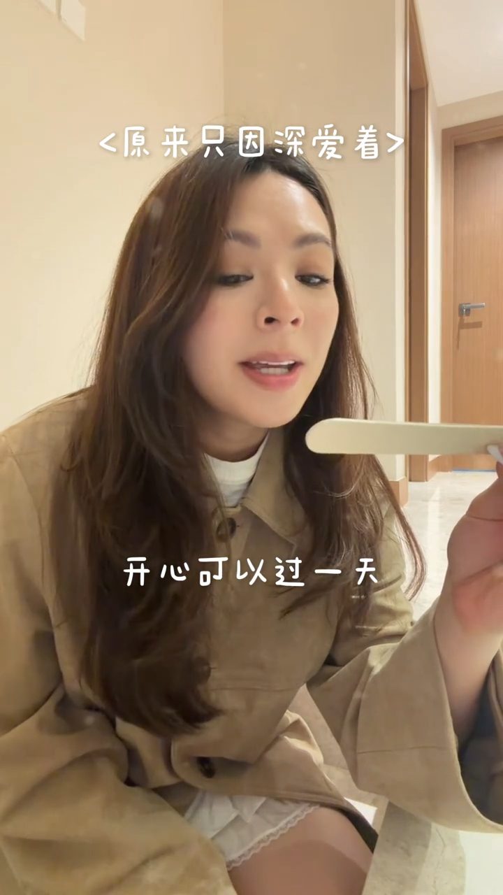JW王灝兒抽出籤筒歌名清唱，背景走廊深長寬闊，面積看似相當大。