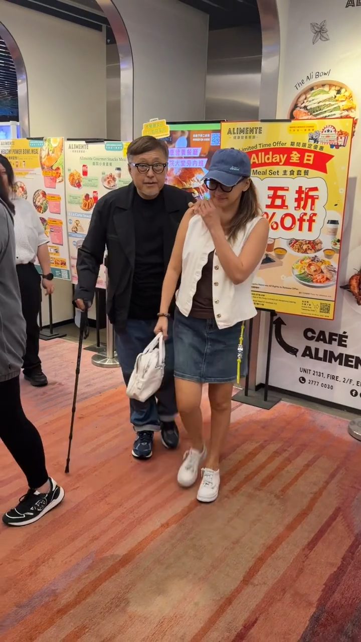 近日,谷德昭手持拐杖慢慢行走,女友林子萱在旁邊貼心陪伴引路。