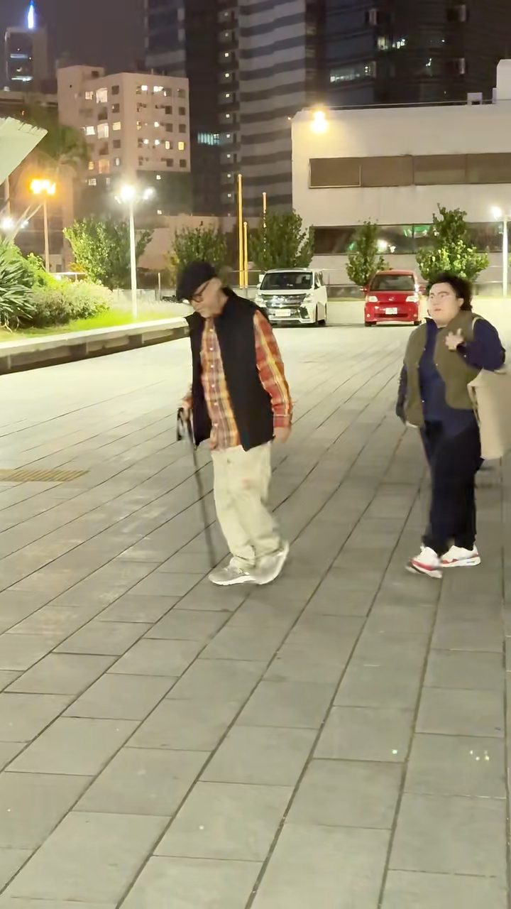 谷德昭現時出入需要使用拐杖。