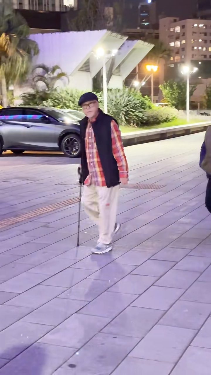 谷德昭的步速不算慢,但仍有些一拐一拐。