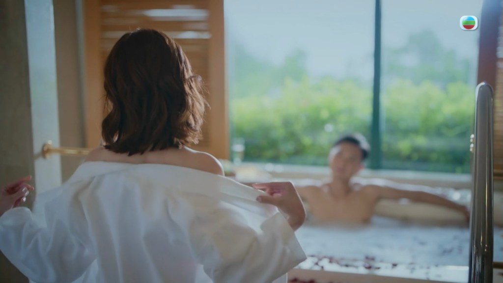 蔣家旻先脫去衣服，露出背部。