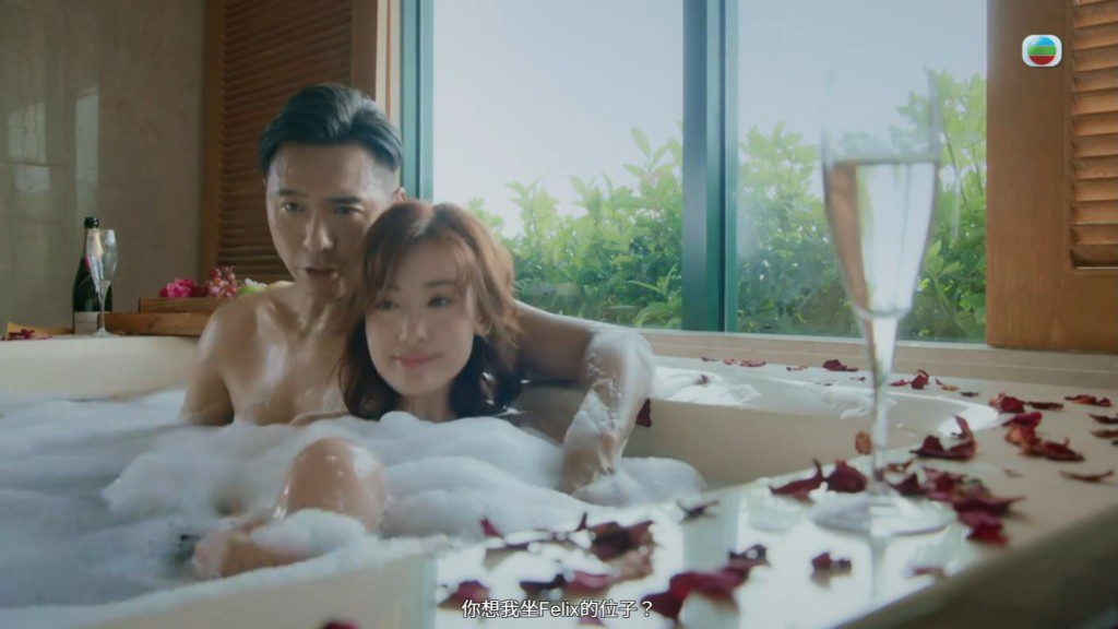 二人在泡泡中依偎。
