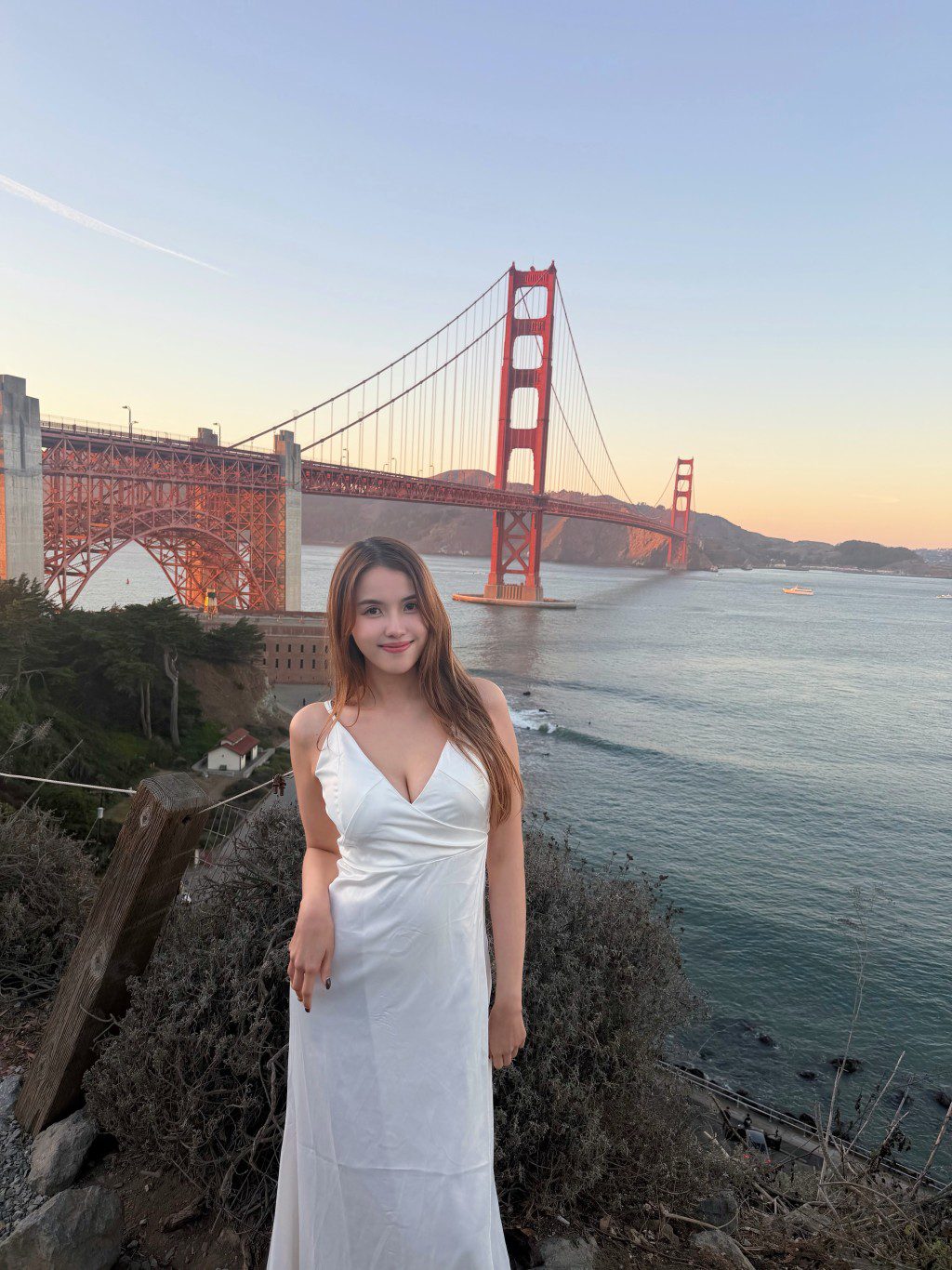 鄧凱文赴美旅行,在照片中展示性感身材。