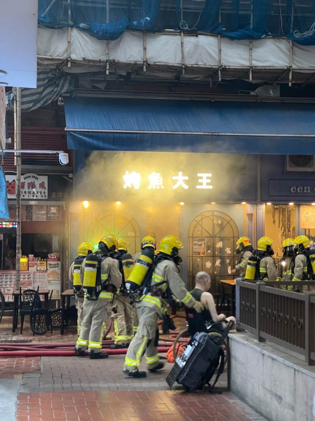 消防員在店外戒備及協助疏散,事件中無人受傷。