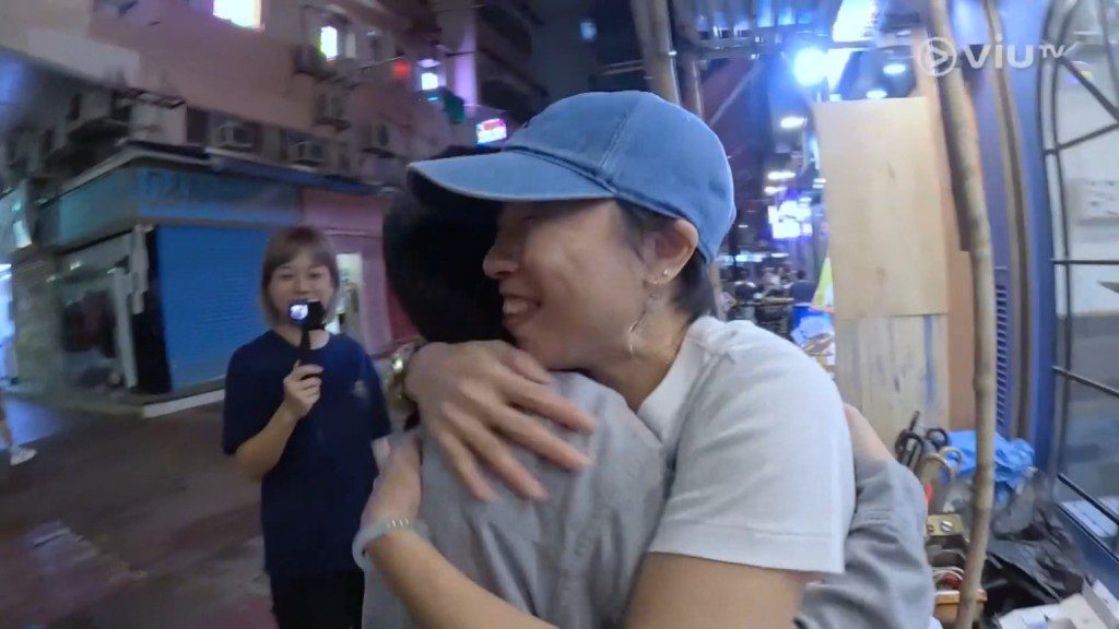 Sica與熱情的Marco媽咪在店外溫馨擁抱,氣氛融洽。