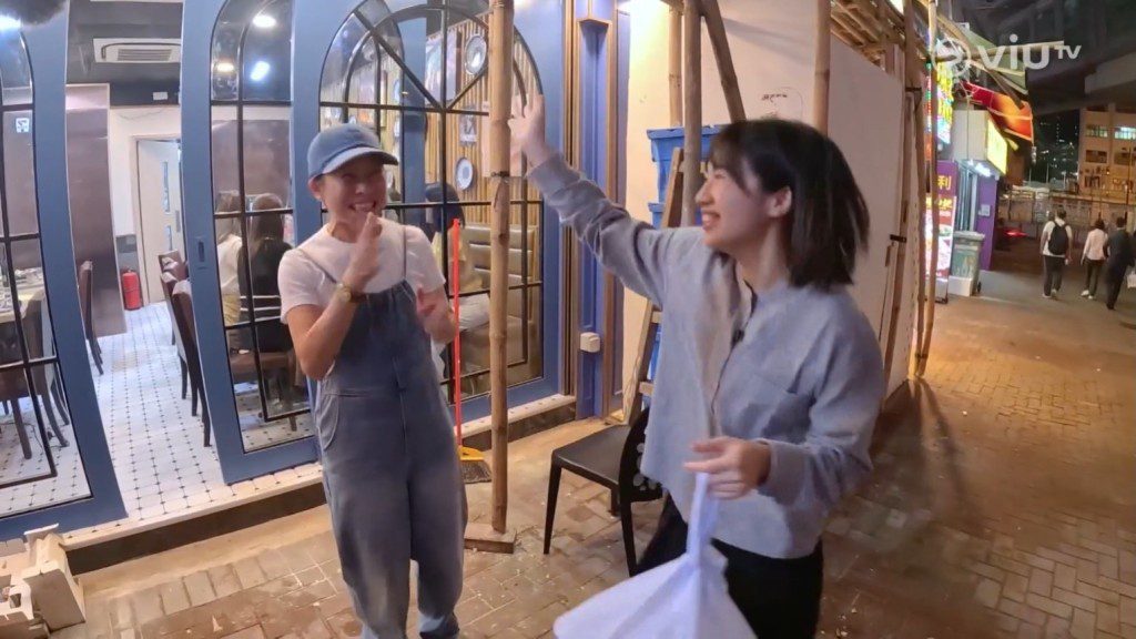 Sica向Marco媽咪道別。