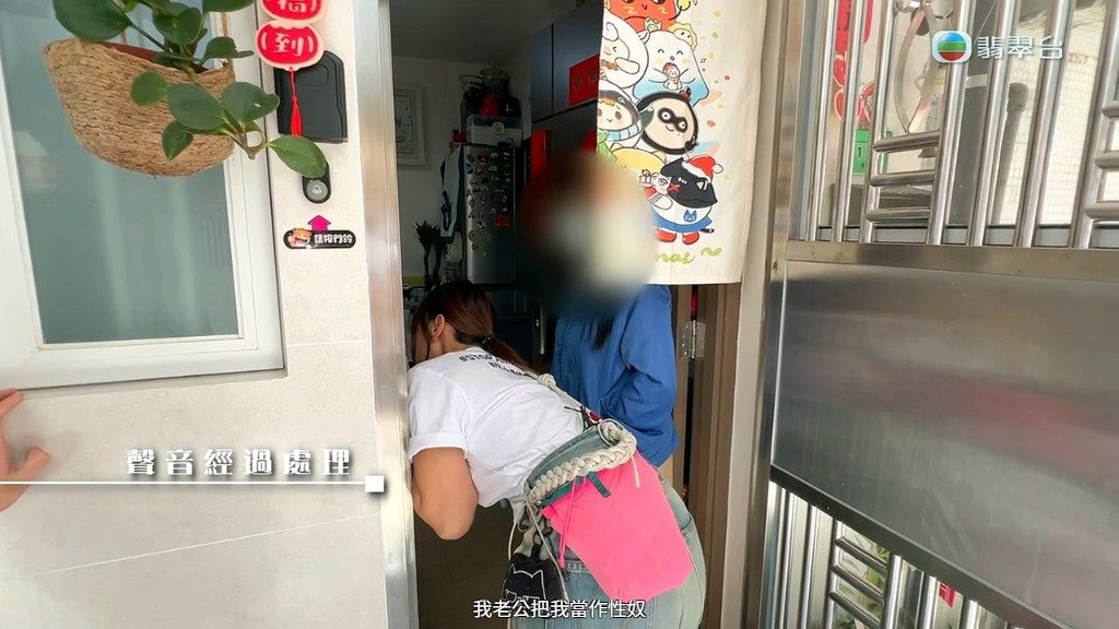 楊小姐與主持李旻芳站在李先生家門外。