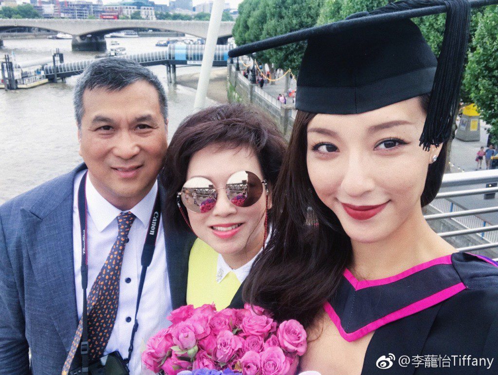 李蘀怡的母親出席她的畢業典禮。