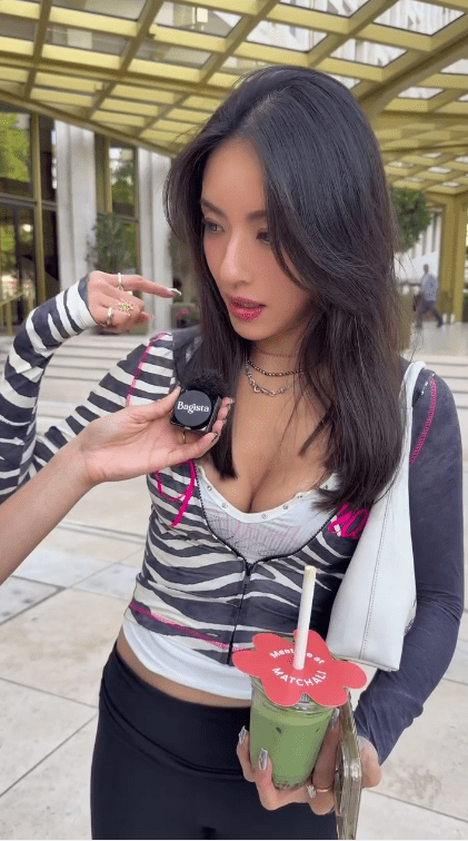 李蘀怡自信介紹身上的斑馬紋外套,低胸剪裁展現其好身材。