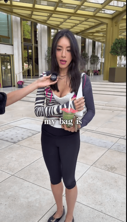 李蘀怡穿上黑色瑜伽褲配平底鞋,更顯其174公分的修長美腿。