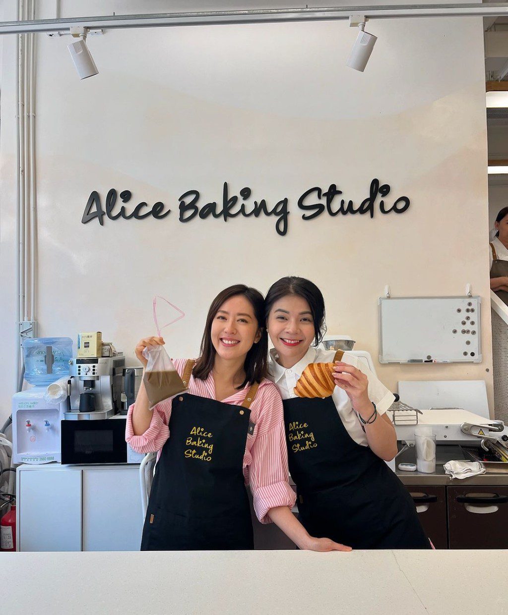 唐詩詠的吐司店開業後,場面相當熱鬧。