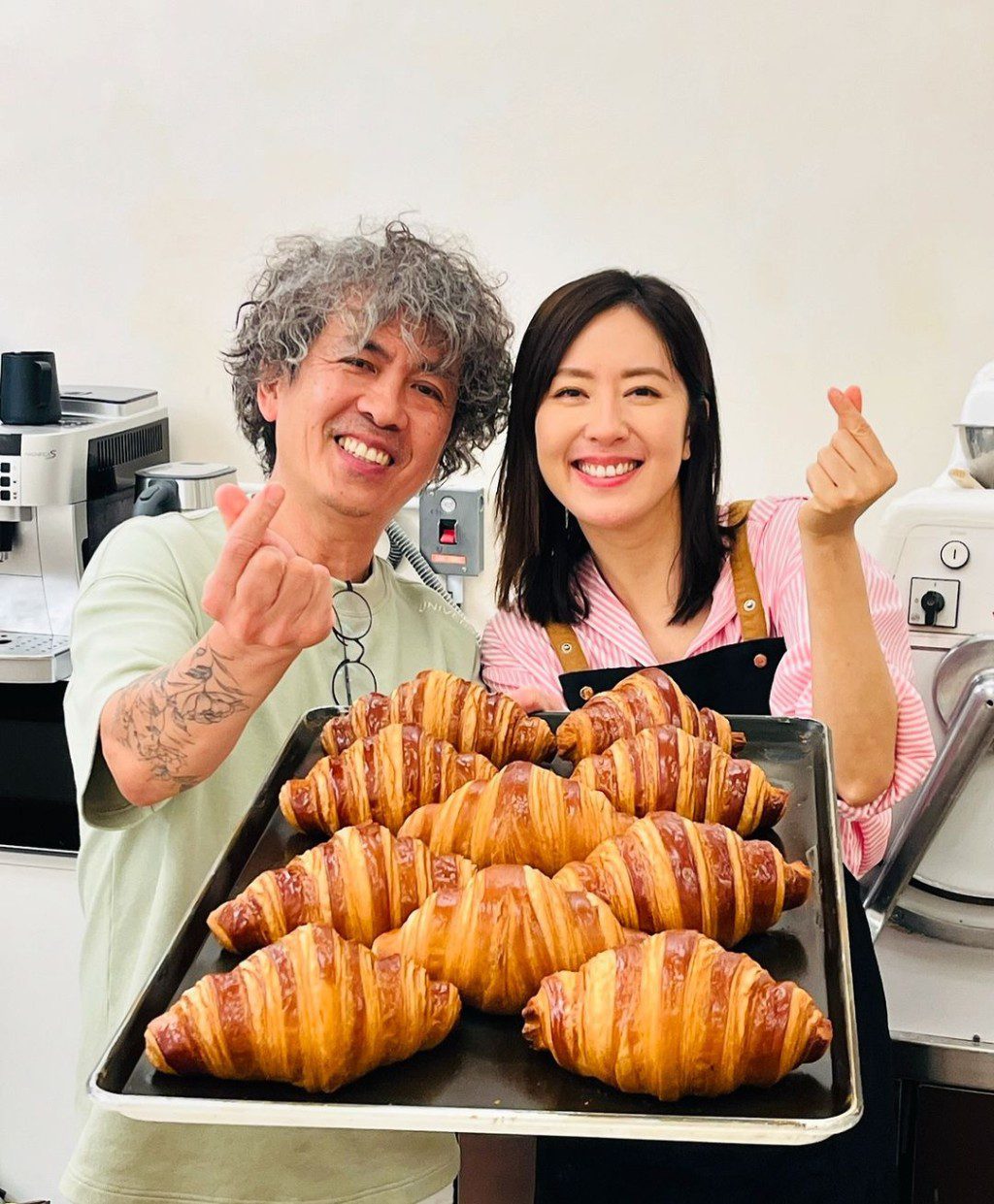 唐詩詠的麵包店開業後吸引不少顧客。