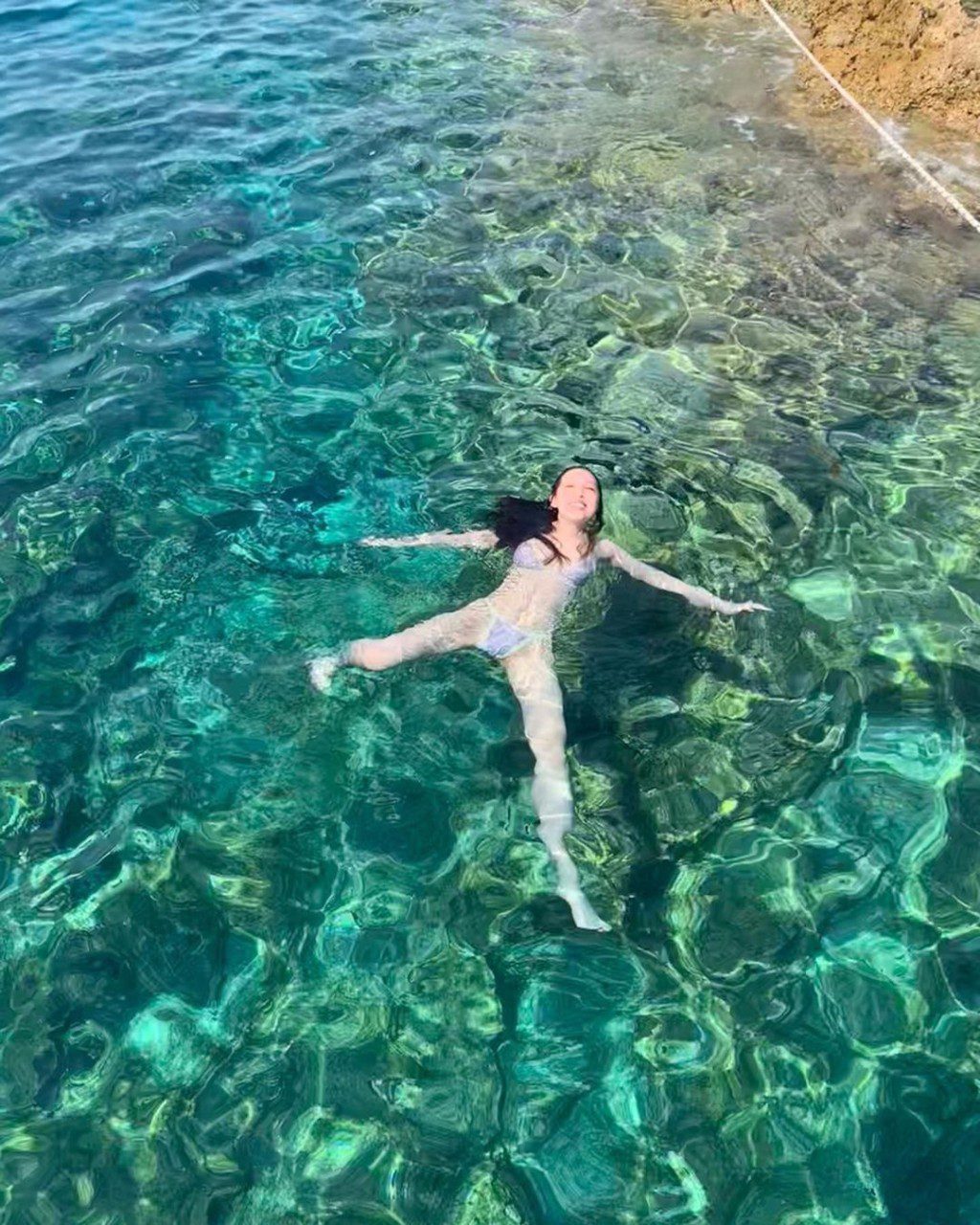 海兒擁有纖腰與豐滿上圍。