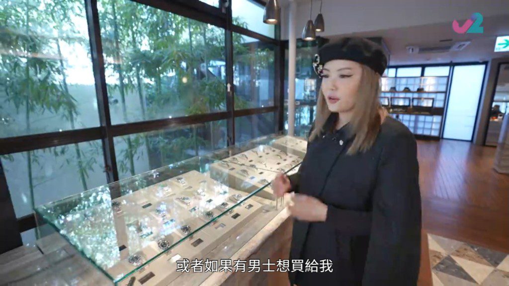 杜如風介紹一間二手名牌店。