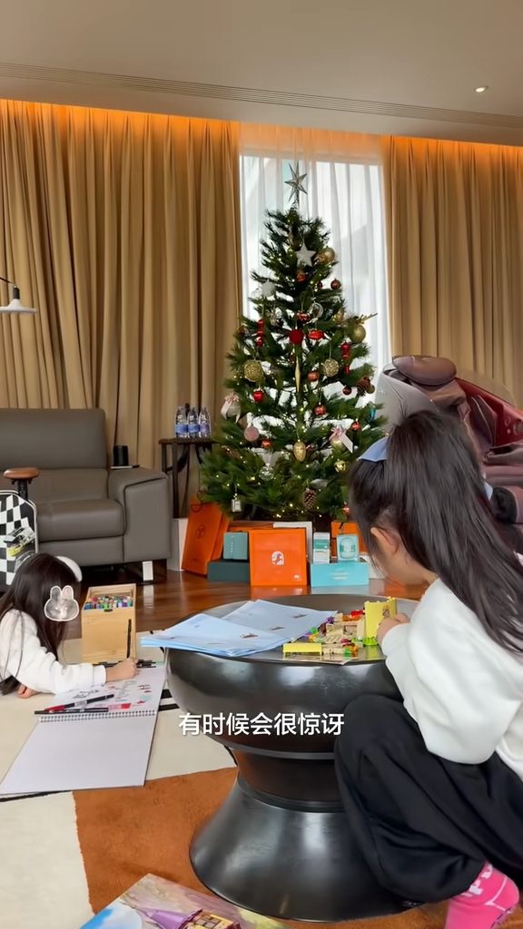 方媛陪伴女兒在寬敞客廳畫畫,畫面溫馨。